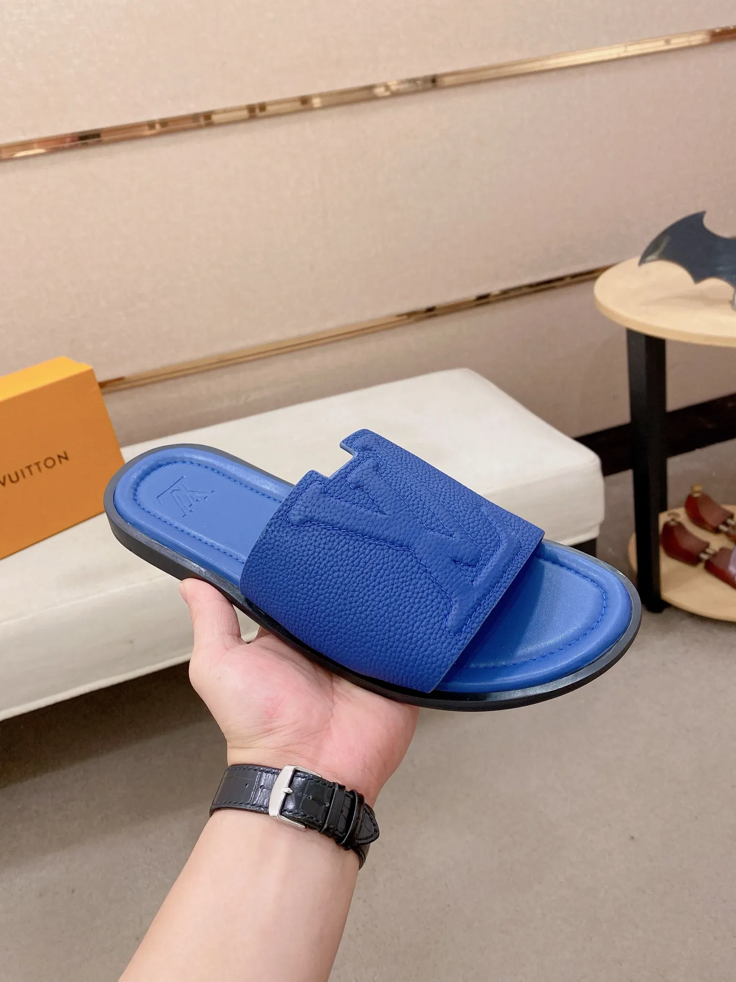 Men's shoes 💰: 340💰Made by LV🔍Top purchasing agents. Men's spring and summer slippers are available at the same counter. The uppers are imported cowhide from Italy, with logo graphics and high-quality craftsmanship. Soles: original soles specially provided by the original factory. Exclusive movable molded soles are super comfortable. Original goods follow orders. 🔍🔍High quality. You can enter and exit the counter at will. Welcome to compare. Size 38-44. Can be customized45